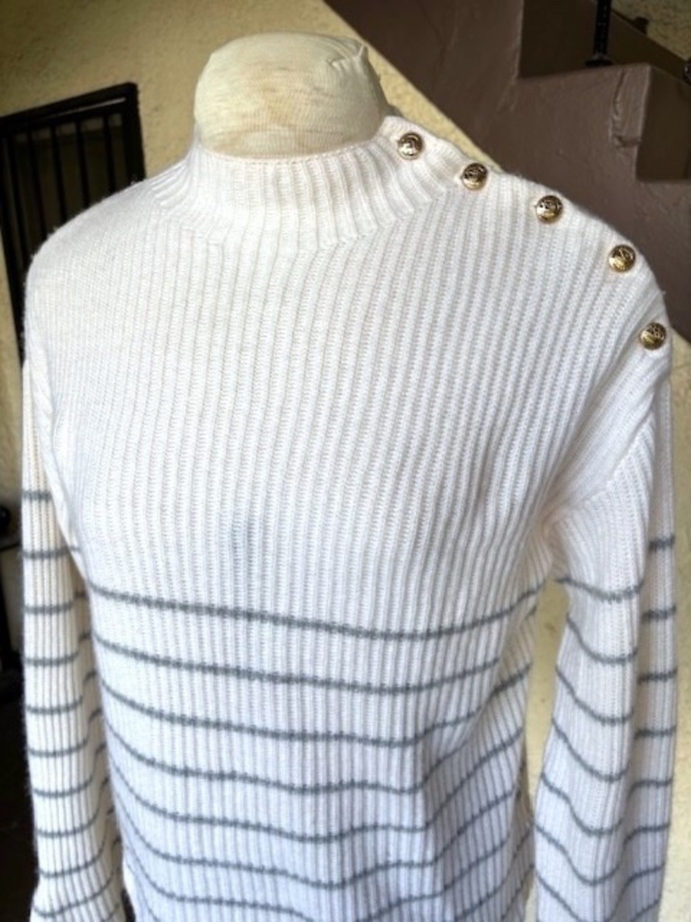 ELIE TAHARI Ribbed-Knit Cashmere Pullover Sweater w/ Shoulder Buttons NWOT/sz M